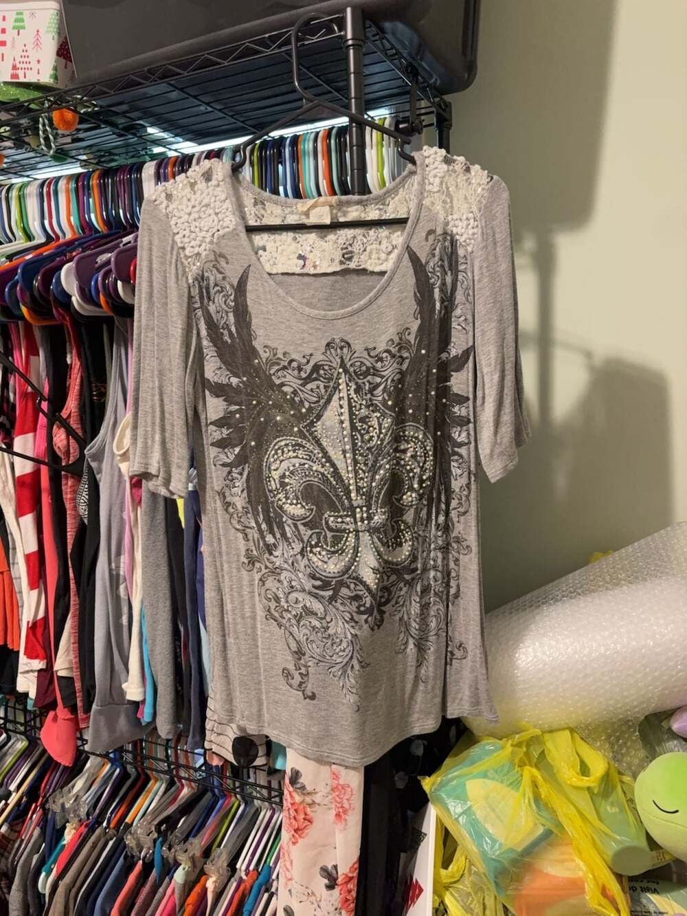 Angels & Diamonds Gray Fleur-de-Lis Graphic Tee with Lace and Sequins Size L